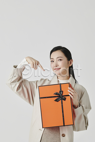 고급 20대 성인 성인여자한명만 여자 한국인 한명 JPG 앞모습 포토 가리킴 가을(계절) 들기 미소(표정) 상반신 상자 선물상자 쇼핑 스튜디오촬영 실내 응시 회색배경