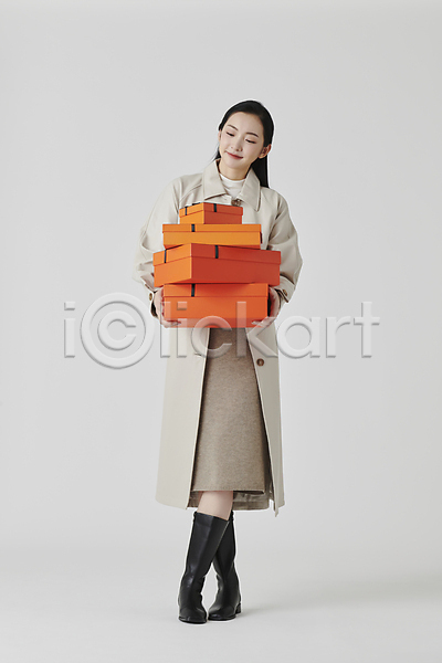 고급 20대 성인 성인여자한명만 여자 한국인 한명 JPG 앞모습 포토 가을(계절) 들기 미소(표정) 부츠 상자 서기 선물 선물꾸러미 선물상자 쇼핑 스튜디오촬영 실내 쌓기 응시 전신 회색배경
