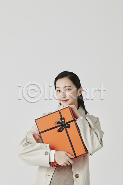 고급 20대 성인 성인여자한명만 여자 한국인 한명 JPG 앞모습 포토 가을(계절) 들기 미소(표정) 상반신 상자 선물 선물상자 쇼핑 스튜디오촬영 실내 회색배경
