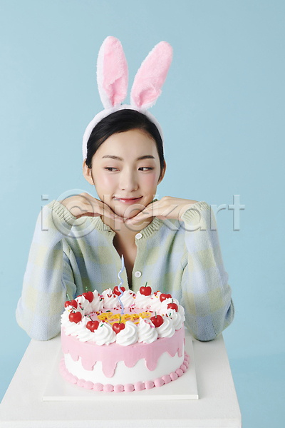 상상 즐거움 20대 성인 성인여자한명만 여자 한국인 한명 JPG 앞모습 포토 곁눈질 미소(표정) 상반신 생일 생일축하 생일케이크 생일파티 스튜디오촬영 실내 턱괴기 토끼머리띠 파란배경