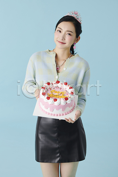 20대 성인 성인여자한명만 여자 한국인 한명 JPG 앞모습 포토 공주(공주님) 공주님 들기 미소(표정) 상반신 생일 생일축하 생일케이크 생일파티 스튜디오촬영 실내 왕관 장신구 파란배경 포즈