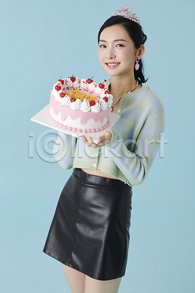 즐거움 20대 성인 성인여자한명만 여자 한국인 한명 JPG 앞모습 포토 공주(공주님) 공주님 들기 미소(표정) 상반신 생일 생일축하 생일케이크 생일파티 스튜디오촬영 실내 왕관 응시 장신구 컨셉 파란배경 포즈