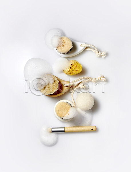 사람없음 JPG 포토 모공브러쉬 뷰티 비누거품 오브젝트 위생용품 일렬 자기관리 크림 화장품 흰배경