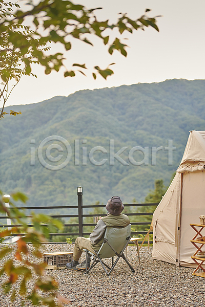 청춘(젊음) 휴식 30대 남자 성인 성인남자한명만 한국인 한명 JPG 뒷모습 소프트포커스 포토 나뭇잎 산 앉기 야외 여행 전신 주간 캠핑 캠핑의자 캠핑장 텐트 풍경(경치) 힐링
