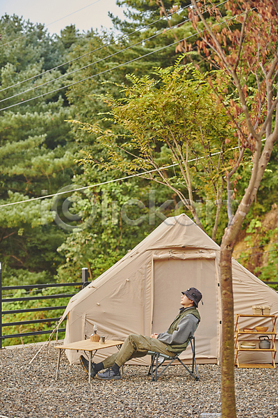 청춘(젊음) 휴식 30대 남자 성인 성인남자한명만 한국인 한명 JPG 옆모습 포토 나무 앉기 야외 야외테이블 여행 주간 캠핑 캠핑의자 캠핑장 텐트 힐링