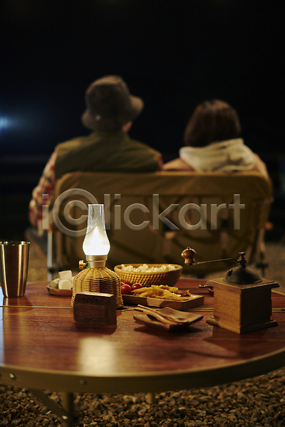 휴식 30대 40대 남자 두명 성인 여자 중년 한국인 JPG 뒷모습 아웃포커스 포토 램프 상반신 앉기 야간 야외 야외테이블 어둠 여행 캠핑 캠핑의자 캠핑장 힐링