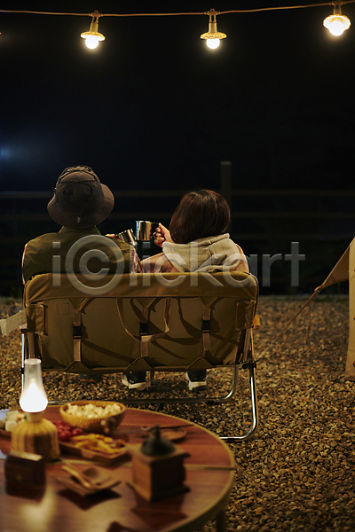 휴식 30대 40대 남자 두명 성인 여자 중년 한국인 JPG 뒷모습 소프트포커스 포토 건배 들기 램프 머그컵 상반신 앉기 야간 야외 야외테이블 어둠 여행 조명장식 캠핑 캠핑장 힐링