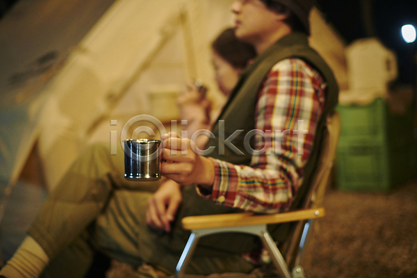 휴식 30대 40대 남자 두명 성인 여자 중년 한국인 JPG 아웃포커스 옆모습 포토 들기 마시기 머그컵 상반신 앉기 야간 야외 여행 캠핑 캠핑의자 캠핑장 텐트 힐링