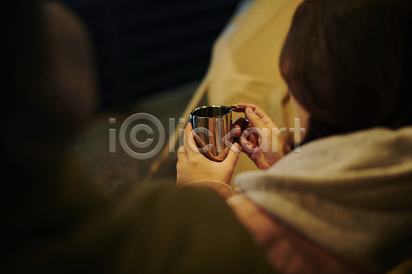 휴식 30대 40대 남자 두명 성인 여자 중년 한국인 JPG 근접촬영 뒷모습 소프트포커스 아웃포커스 포토 들기 머그컵 상반신 야간 야외 어둠 여행 캠핑 캠핑장 힐링