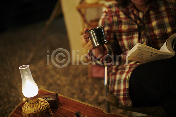 휴식 40대 여자 중년 중년여자한명만 한국인 한명 JPG 앞모습 포토 독서 들기 램프 머그컵 불 상반신 앉기 야간 야외 야외테이블 어둠 여행 책 캠핑 캠핑의자 캠핑장 힐링