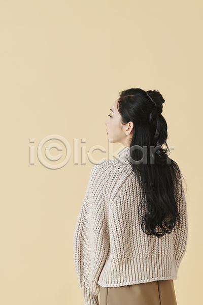 분위기 20대 성인 성인여자한명만 여자 한국인 한명 JPG 뒷모습 포토 가을(계절) 가을옷 니트 상반신 스튜디오촬영 실내 응시 주황색배경 터틀넥