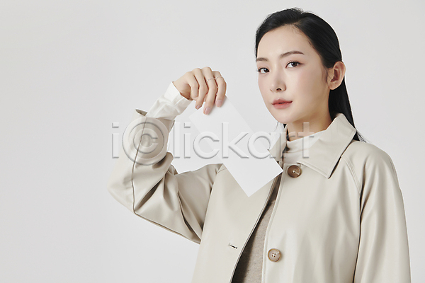 20대 성인 성인여자한명만 여자 한국인 한명 JPG 앞모습 옆모습 포토 가을(계절) 가을옷 들기 무표정 배너 보여주기 사각프레임 상반신 스튜디오촬영 실내 응시 쿠폰 흰배경