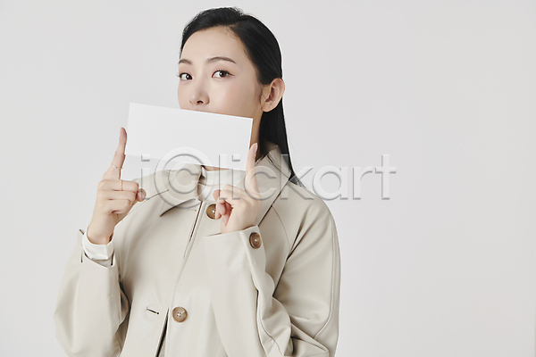 20대 성인 성인여자한명만 여자 한국인 한명 JPG 앞모습 포토 가을(계절) 가을옷 들기 배너 보여주기 사각프레임 상반신 스튜디오촬영 실내 입가림 흰배경