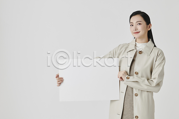 20대 성인 성인여자한명만 여자 한국인 한명 JPG 앞모습 포토 가을(계절) 가을옷 들기 미소(표정) 배너 보여주기 사각프레임 상반신 스튜디오촬영 실내 흰배경