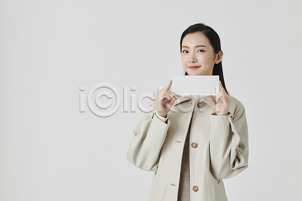 20대 성인 성인여자한명만 여자 한국인 한명 JPG 앞모습 포토 가을(계절) 가을옷 들기 미소(표정) 배너 보여주기 사각프레임 상반신 스튜디오촬영 실내 흰배경