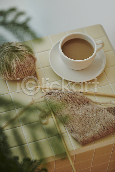 감성 따뜻함 포근함 사람없음 JPG 소프트포커스 포토 겨울 나뭇잎 뜨개질 실내 오브젝트 커피 털실