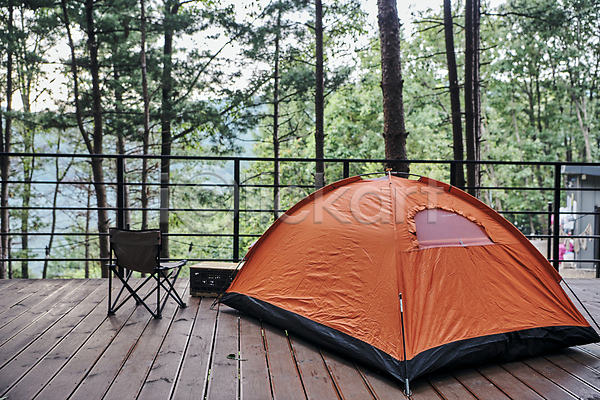 청춘(젊음) 휴식 사람없음 JPG 포토 나무 나무바닥 데크 맑음 백패킹 숲속 야외 여행 울타리 자연 주간 캠핑 캠핑박스 캠핑의자 텐트 힐링