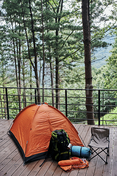 청춘(젊음) 휴식 사람없음 JPG 포토 나무 나무바닥 데크 맑음 백패킹 숲속 야외 여행 울타리 자연 주간 캠핑 캠핑도구 캠핑의자 텐트 힐링