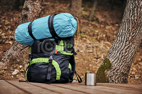 청춘(젊음) 휴식 사람없음 JPG 포토 나무 데크 등산가방 물컵 백패킹 보온컵 숲속 야외 여행 자연 주간 캠핑 힐링