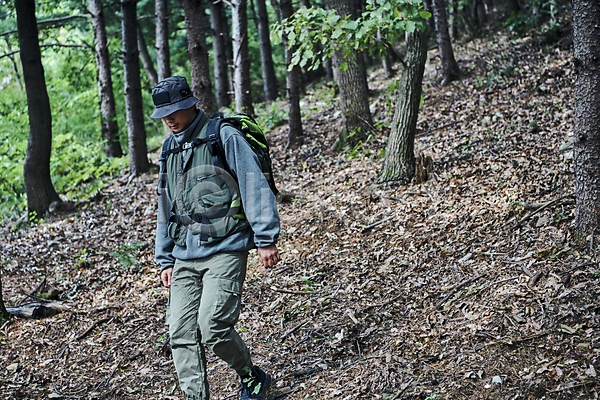 청춘(젊음) 휴식 30대 남자 성인 성인남자한명만 한국인 한명 JPG 앞모습 포토 나무 나뭇잎 등산 맑음 백패킹 숲 숲속 야외 여행 자연 전신 주간 캠핑 힐링