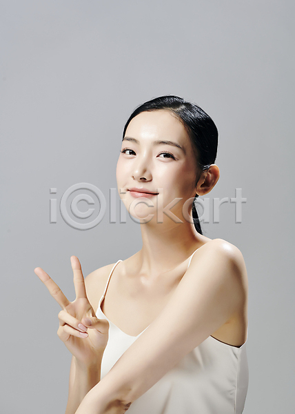 20대 성인 성인여자한명만 여자 한국인 한명 JPG 앞모습 포토 2 모델 미소(표정) 뷰티 브이 상반신 스튜디오촬영 슬립 실내 우먼라이프 응시 의료성형뷰티 회색배경