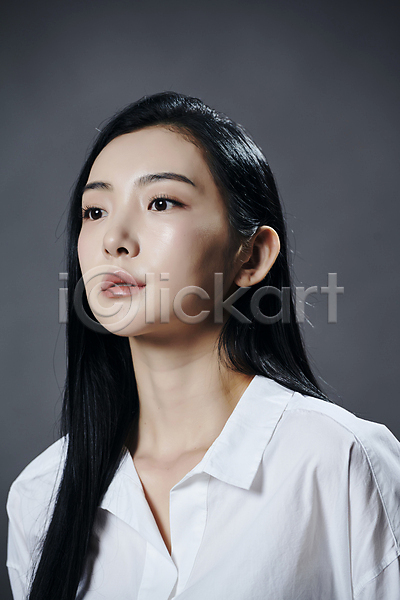 20대 성인 성인여자한명만 여자 한국인 한명 JPG 로우앵글 앞모습 옆모습 포토 모델 무표정 뷰티 상반신 스튜디오촬영 실내 와이셔츠 우먼라이프 응시 의료성형뷰티 포즈 회색배경
