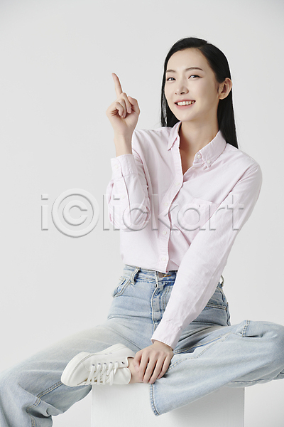 20대 성인 성인여자한명만 여자 한국인 한명 JPG 앞모습 포토 가리킴 미소(표정) 상반신 셔츠 손짓 스튜디오촬영 실내 청바지 흰배경