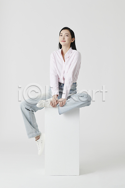 20대 성인 성인여자한명만 여자 한국인 한명 JPG 앞모습 포토 미소(표정) 셔츠 스튜디오촬영 실내 앉기 전신 청바지 흰배경