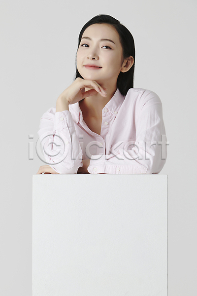 20대 성인 성인여자한명만 여자 한국인 한명 JPG 앞모습 포토 미소(표정) 상반신 상자 셔츠 스튜디오촬영 실내 응시 턱괴기 흰배경