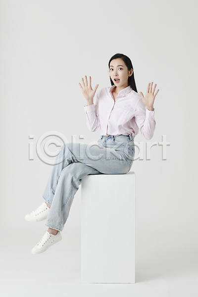 20대 성인 성인여자한명만 여자 한국인 한명 JPG 앞모습 옆모습 포토 놀람 다리꼬기 상자 셔츠 스튜디오촬영 실내 앉기 응시 전신 청바지 흰배경