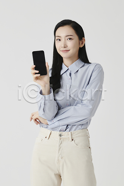 20대 성인 성인여자한명만 여자 한국인 한명 JPG 앞모습 포토 들기 미소(표정) 보여주기 상반신 셔츠 스마트폰 스튜디오촬영 실내 응시 흰배경