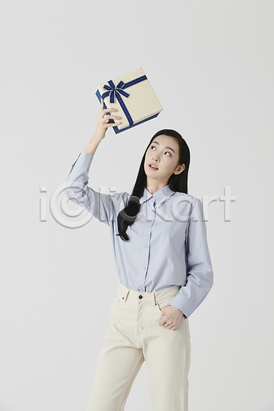 20대 성인 성인여자한명만 여자 한국인 한명 JPG 앞모습 포토 들기 상반신 선물 선물상자 셔츠 스튜디오촬영 실내 올려보기 응시 주머니손 흰배경