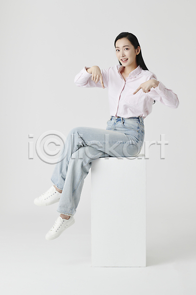20대 성인 성인여자한명만 여자 한국인 한명 JPG 앞모습 옆모습 포토 가리킴 다리꼬기 미소(표정) 상자 셔츠 스튜디오촬영 실내 앉기 전신 청바지 흰배경