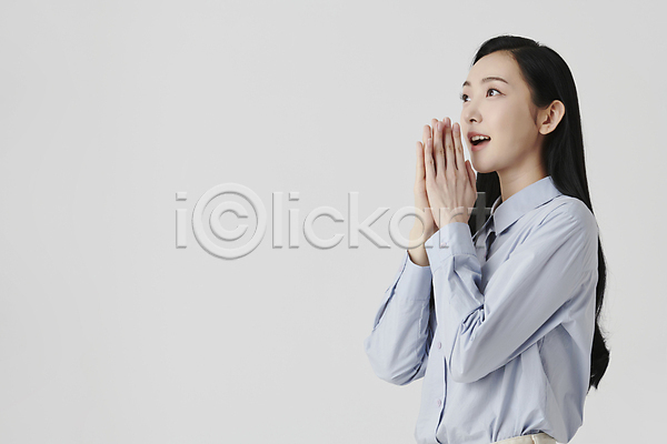 20대 성인 성인여자한명만 여자 한국인 한명 JPG 옆모습 포토 놀람 상반신 셔츠 손맞댄 손모으기 스튜디오촬영 실내 응시 흰배경