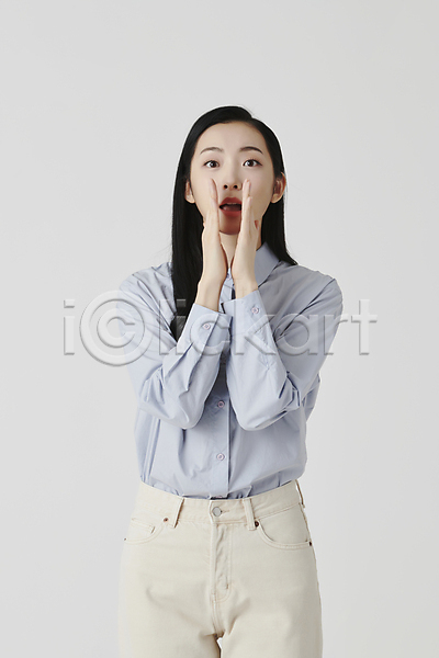 20대 성인 성인여자한명만 여자 한국인 한명 JPG 앞모습 포토 귓속말 말하기 상반신 셔츠 손모으기 스튜디오촬영 실내 흰배경
