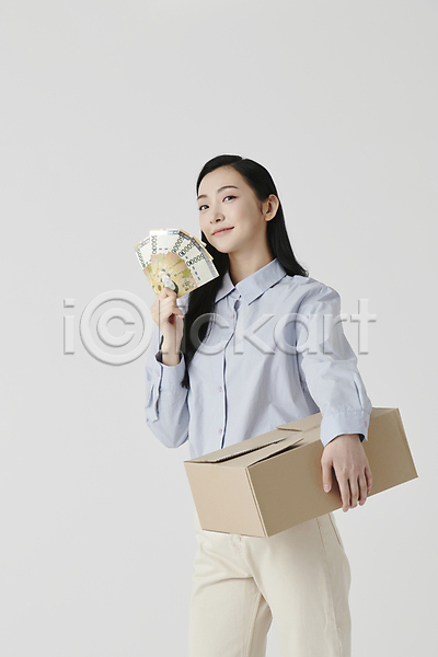 자신감 20대 성인 성인여자한명만 여자 한국인 한명 JPG 앞모습 옆모습 포토 거래 들기 미소(표정) 상반신 상자 셔츠 스튜디오촬영 실내 종이상자 중고거래 지폐 택배상자 흰배경