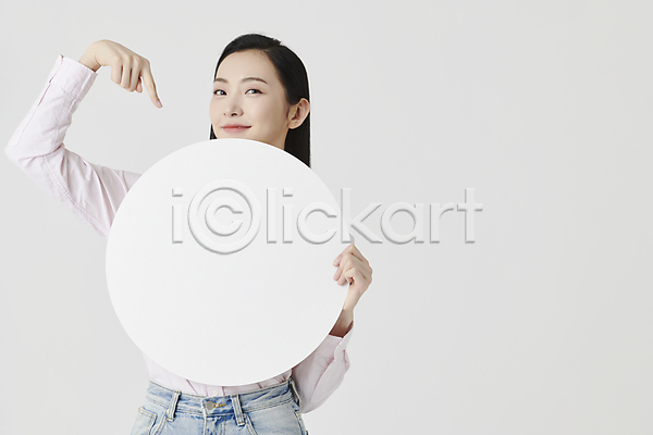 20대 성인 성인여자한명만 여자 한국인 한명 JPG 앞모습 포토 가리킴 들기 미소(표정) 배너 상반신 셔츠 스튜디오촬영 실내 원형프레임 흰배경