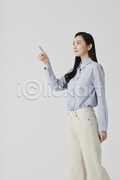 20대 성인 성인여자한명만 여자 한국인 한명 JPG 옆모습 포토 가리킴 미소(표정) 상반신 셔츠 손짓 스튜디오촬영 실내 흰배경
