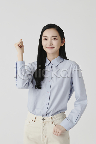 20대 성인 성인여자한명만 여자 한국인 한명 JPG 앞모습 포토 미소(표정) 상반신 셔츠 스튜디오촬영 실내 응원 주머니손 주먹 파이팅 흰배경