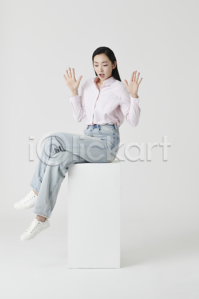 20대 성인 성인여자한명만 여자 한국인 한명 JPG 앞모습 옆모습 포토 내려보기 놀람 다리꼬기 상자 셔츠 스튜디오촬영 실내 앉기 전신 청바지 흰배경