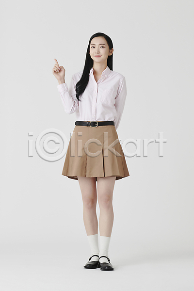 20대 성인 성인여자한명만 여자 한국인 한명 JPG 앞모습 포토 1 가리킴 뒷짐 미소(표정) 서기 설명 셔츠 손들기 손짓 스튜디오촬영 실내 전신 치마 흰배경