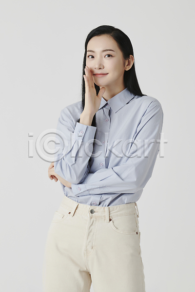 비밀 20대 성인 성인여자한명만 여자 한국인 한명 JPG 앞모습 포토 귓속말 미소(표정) 상반신 셔츠 스튜디오촬영 실내 흰배경