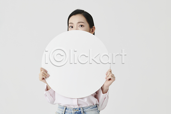 20대 성인 성인여자한명만 여자 한국인 한명 JPG 앞모습 포토 들기 배너 상반신 셔츠 스튜디오촬영 실내 얼굴가리기 원형프레임 흰배경