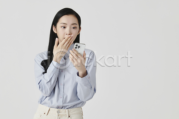 20대 성인 성인여자한명만 여자 한국인 한명 JPG 앞모습 포토 놀람 들기 상반신 셔츠 스마트폰 스튜디오촬영 실내 입가림 확인 흰배경