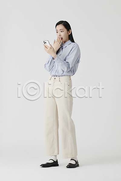 20대 성인 성인여자한명만 여자 한국인 한명 JPG 옆모습 포토 놀람 들기 서기 셔츠 스마트폰 스튜디오촬영 실내 응시 입가림 전신 확인 흰배경