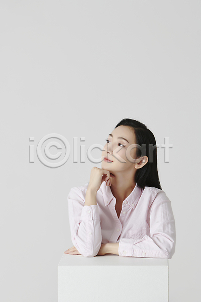 20대 성인 성인여자한명만 여자 한국인 한명 JPG 앞모습 포토 상반신 생각 셔츠 스튜디오촬영 실내 응시 턱괴기 흰배경