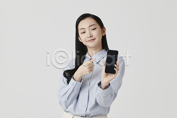 20대 성인 성인여자한명만 여자 한국인 한명 JPG 앞모습 포토 가리킴 들기 미소(표정) 보여주기 상반신 셔츠 스마트폰 스튜디오촬영 실내 흰배경
