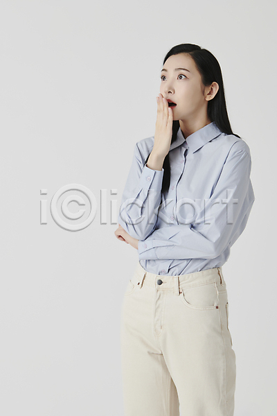 20대 성인 성인여자한명만 여자 한국인 한명 JPG 옆모습 포토 놀람 상반신 셔츠 스튜디오촬영 실내 응시 입가림 흰배경