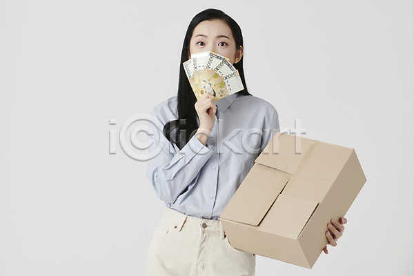 20대 성인 성인여자한명만 여자 한국인 한명 JPG 앞모습 포토 들기 상반신 셔츠 스튜디오촬영 실내 얼굴가리기 입가림 종이상자 중고거래 지폐 택배상자 흰배경
