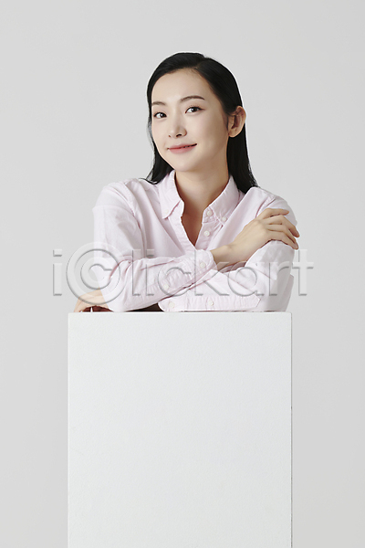 20대 성인 성인여자한명만 여자 한국인 한명 JPG 앞모습 포토 기댐 미소(표정) 상반신 셔츠 스튜디오촬영 실내 응시 흰배경